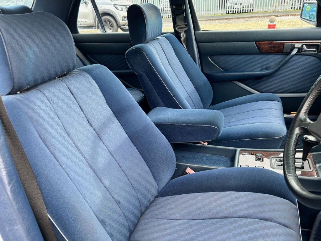 1990 Mercedes 300 SE Auto