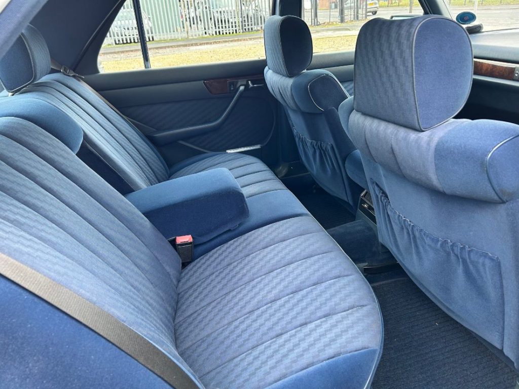 1990 Mercedes 300 SE Auto